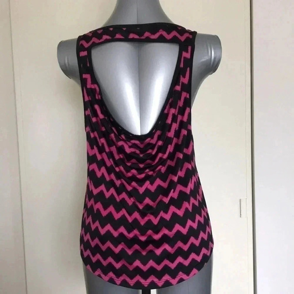 3/$15 Casual chevron funky sleeveless Pink black high low satin  tank sz small - Picture 2 of 11